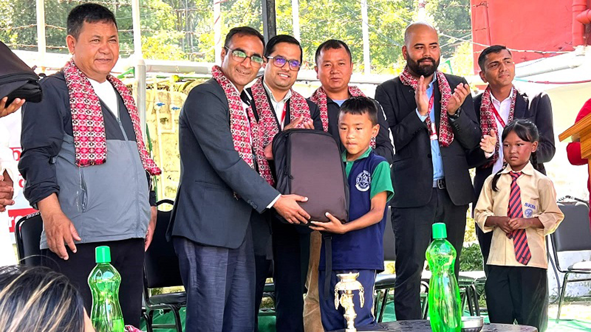 एनआईसी एशिया बैंकले दक्षिणकालीस्थित कृष्ण माविका विपन्न विद्यार्थीलाई दियो शैक्षिक सामग्री