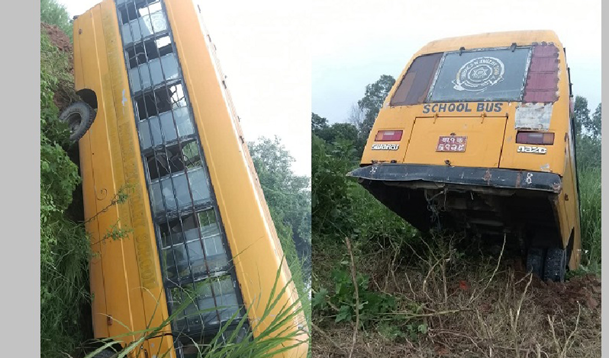 महोत्तरीमा स्कुल बस दुर्घटना, चालकसहित ६ जना घाइते