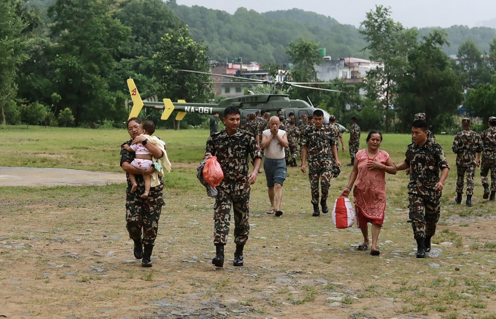 बाढी प्रभावित क्षेत्रमा खोज तथा उद्धार निरन्तर, ७ हजारभन्दा बढी सुरक्षाकर्मी परिचालित