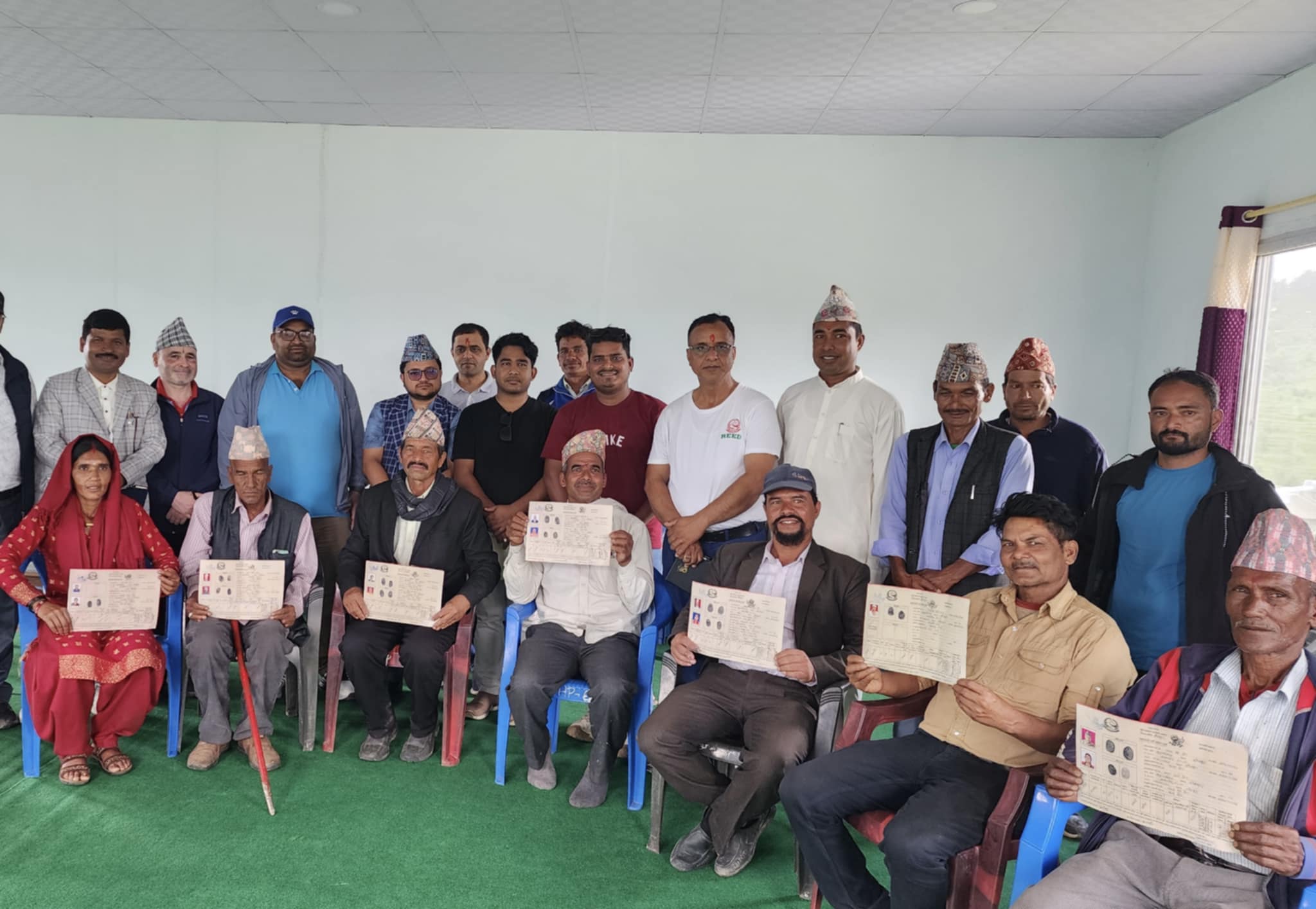 डढेलधुराको अजयमेरुमा लालपुर्जा वितरण, ७ अव्यवस्थित परिवार बने जग्गाधनी