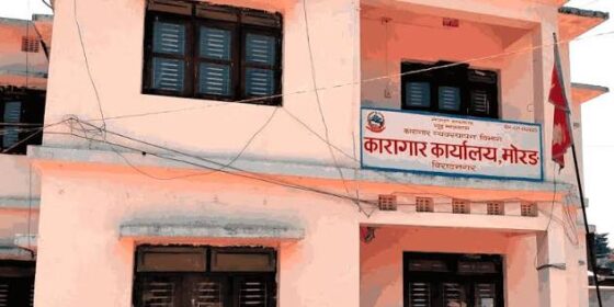 खानतलासीपछि मोरङ कारागारका कैदीबन्दी छतमा चढेर आन्दोलनमा