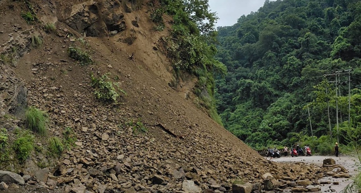 पहिरोका कारण सिद्धार्थ राजमार्ग अवरुद्ध