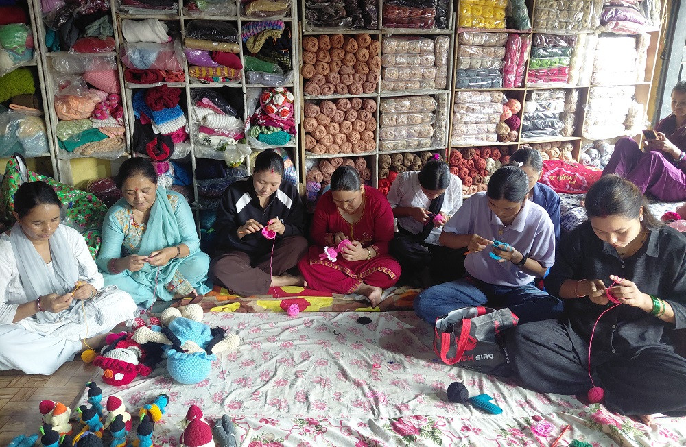 सीप सिकेर आत्मनिर्भर बन्दैछन् महिला, धागोबाट विभिन्न सामग्री बनाएर आम्दानी