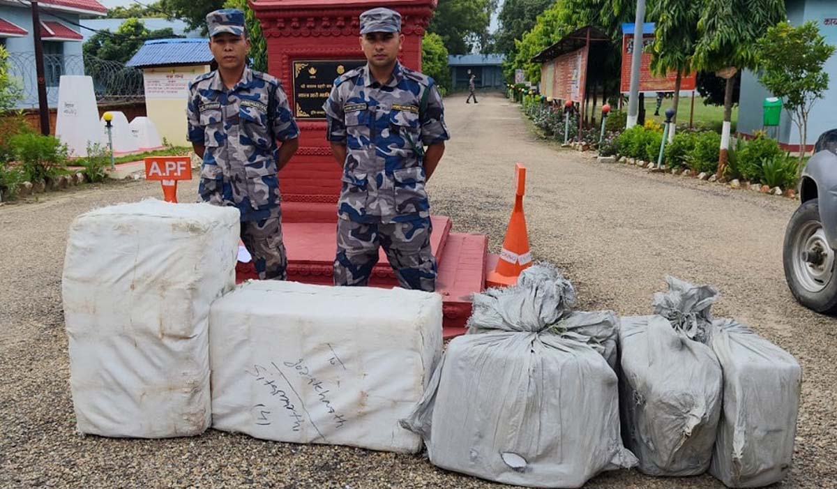 भारतबाट अबैधरुपमा ल्याउँदै गरेको २ बरोड ४० लाख बराबरको एयरपड्स सशस्त्र प्रहरीद्वारा बरामद