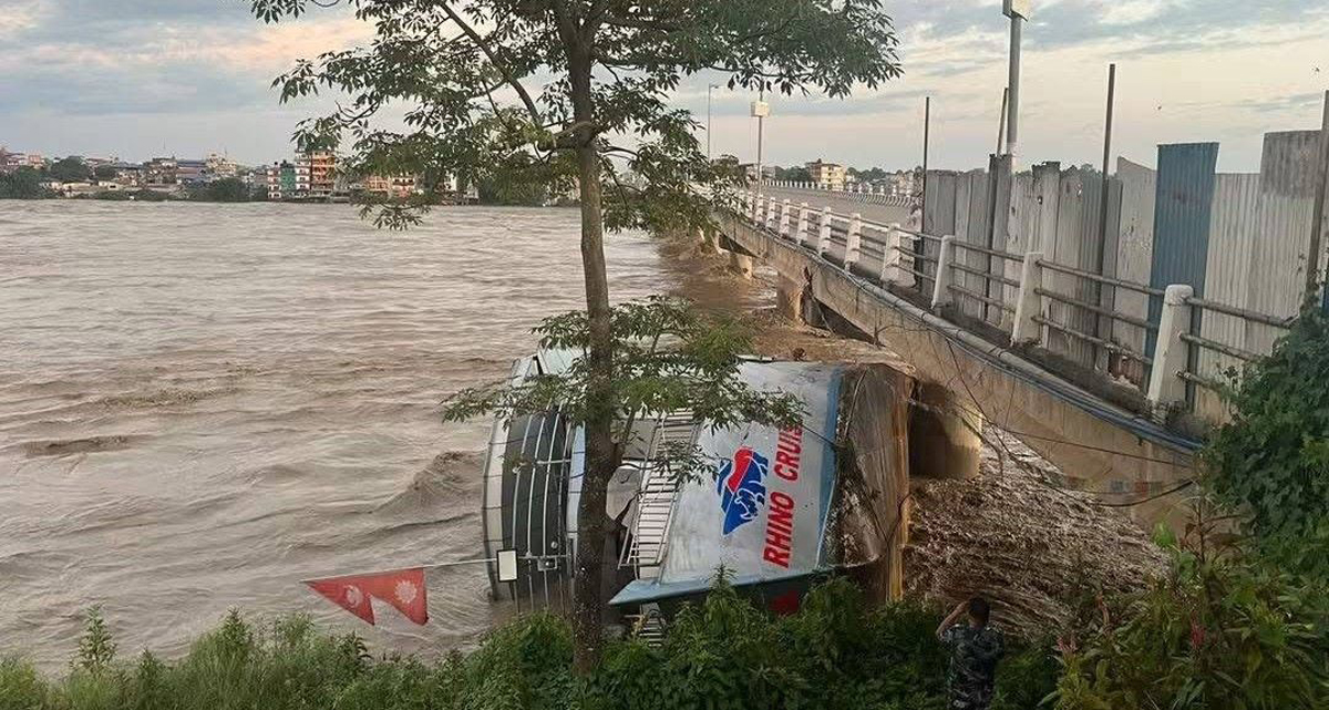 नारायणीको बाढीले बगाएको ‘राइनो क्रुज’ पुलको पिलरमा अड्कियो, पुलको सुरक्षा चुनौती