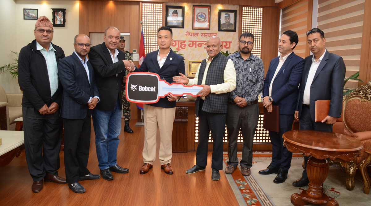 भोटेकोशी बाढीपीडित क्षेत्रमा उद्धार तथा पुनःस्थापनाका लागि डुसान बोबक्याटद्वारा १० करोडभन्दा बढीका उपकरण सहयोग