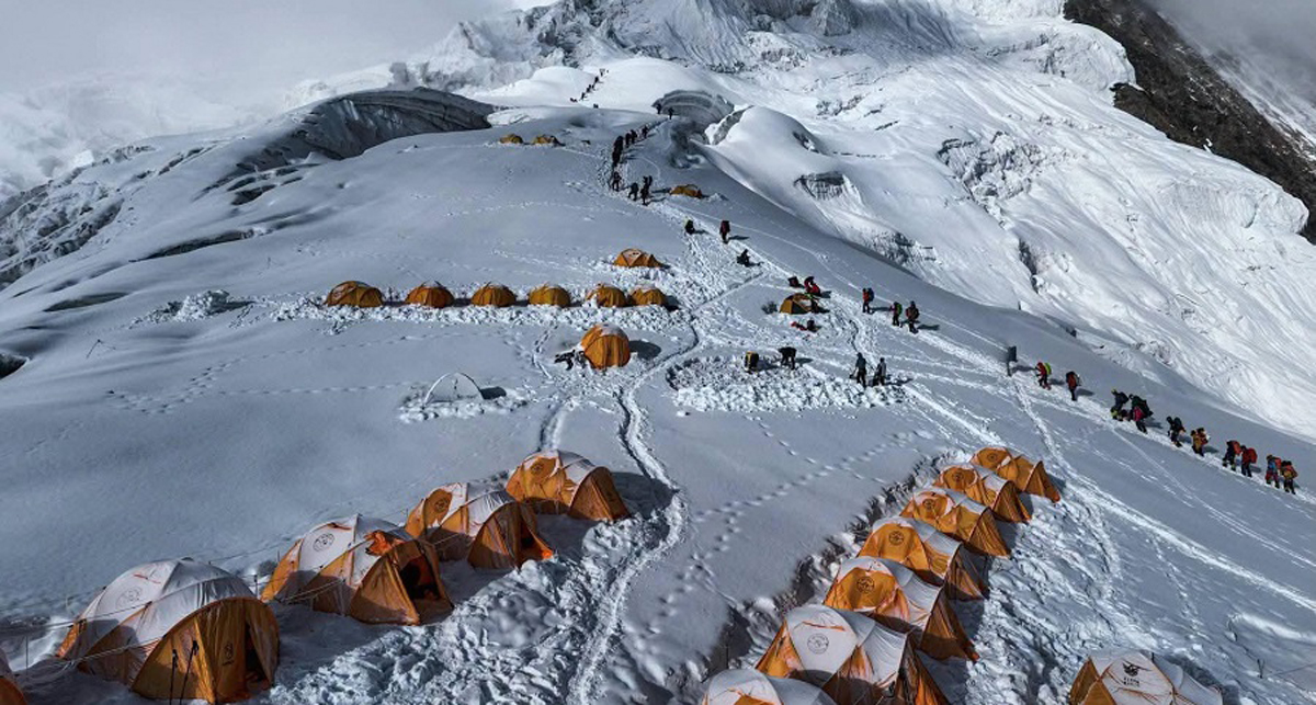 मनास्लुमा हिमपहिरोमा पुरिएर दुई आरोहीको मृत्यु