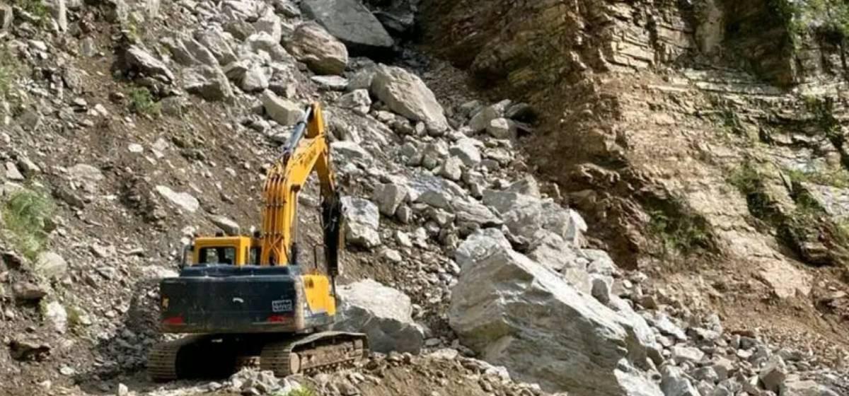 पहिरोले कर्णाली राजमार्ग पुनः अवरुद्ध, यात्रुलाई सास्ती