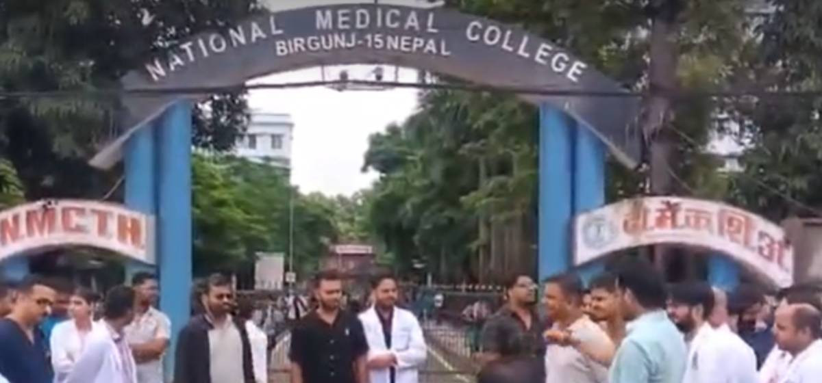 नेशनल मेडिकल कलेजमा आवासीय चिकित्सकको प्रदर्शन, पहिलो वर्षकालाई प्रवेशमा रोक