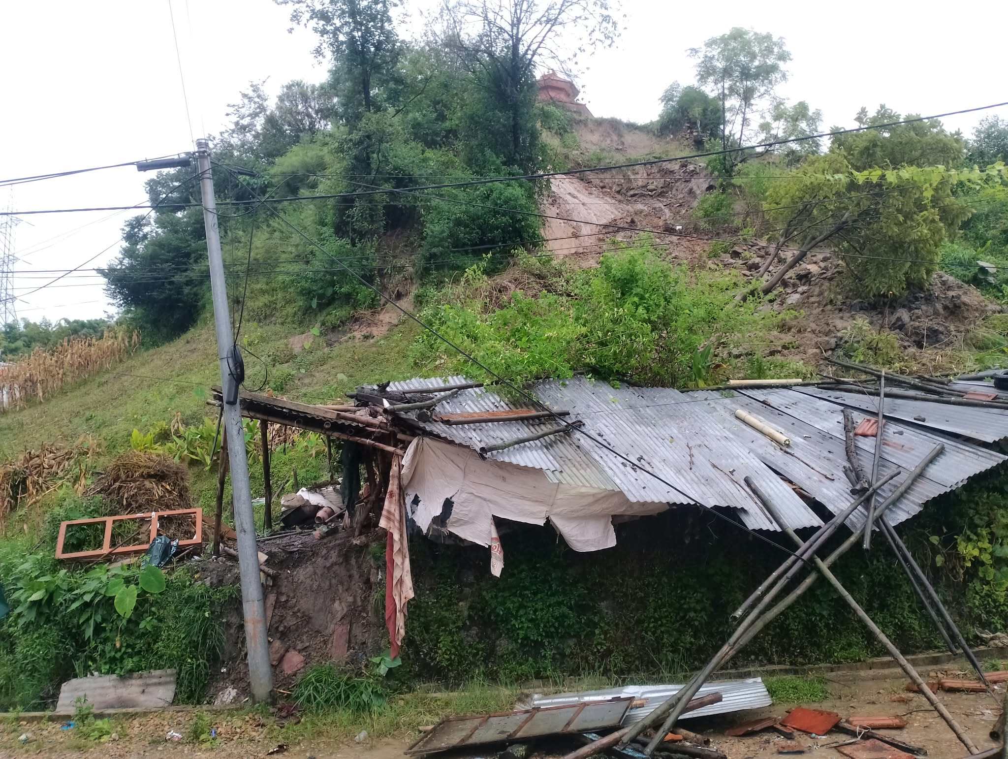 भक्तपुर ताथलीको खड्का गाउँमा पुनः पहिरो, गर्भवती गाई मार्यो, आधा दर्जन घरहरु जोखिममा