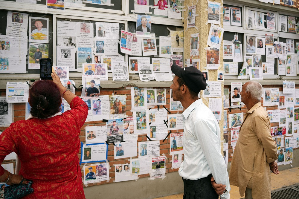 अस्पतालको भित्तामा टाँसिएका तस्बिर, आफन्त खोज्दै भौँतारिएका परिवार