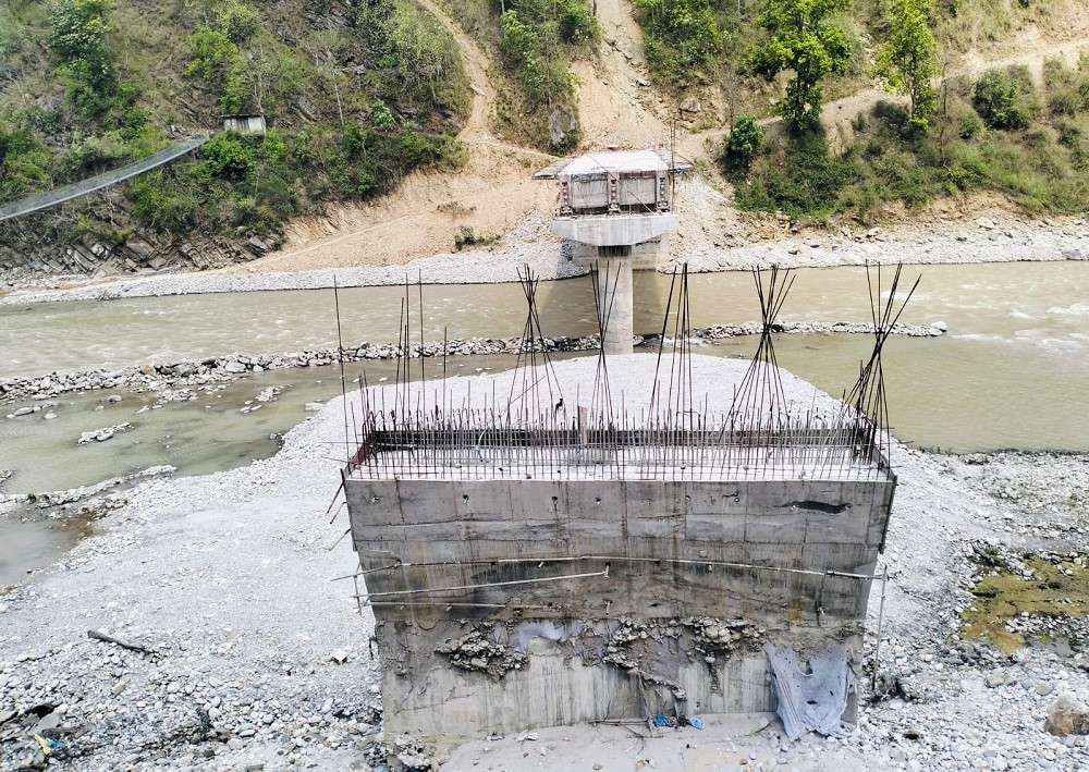 काभ्रे र सिन्धु जोड्ने सुनकोशी पुल ६ वर्षदेखि अलपत्र, निर्माणमा व्यवसायीको आलटाल
