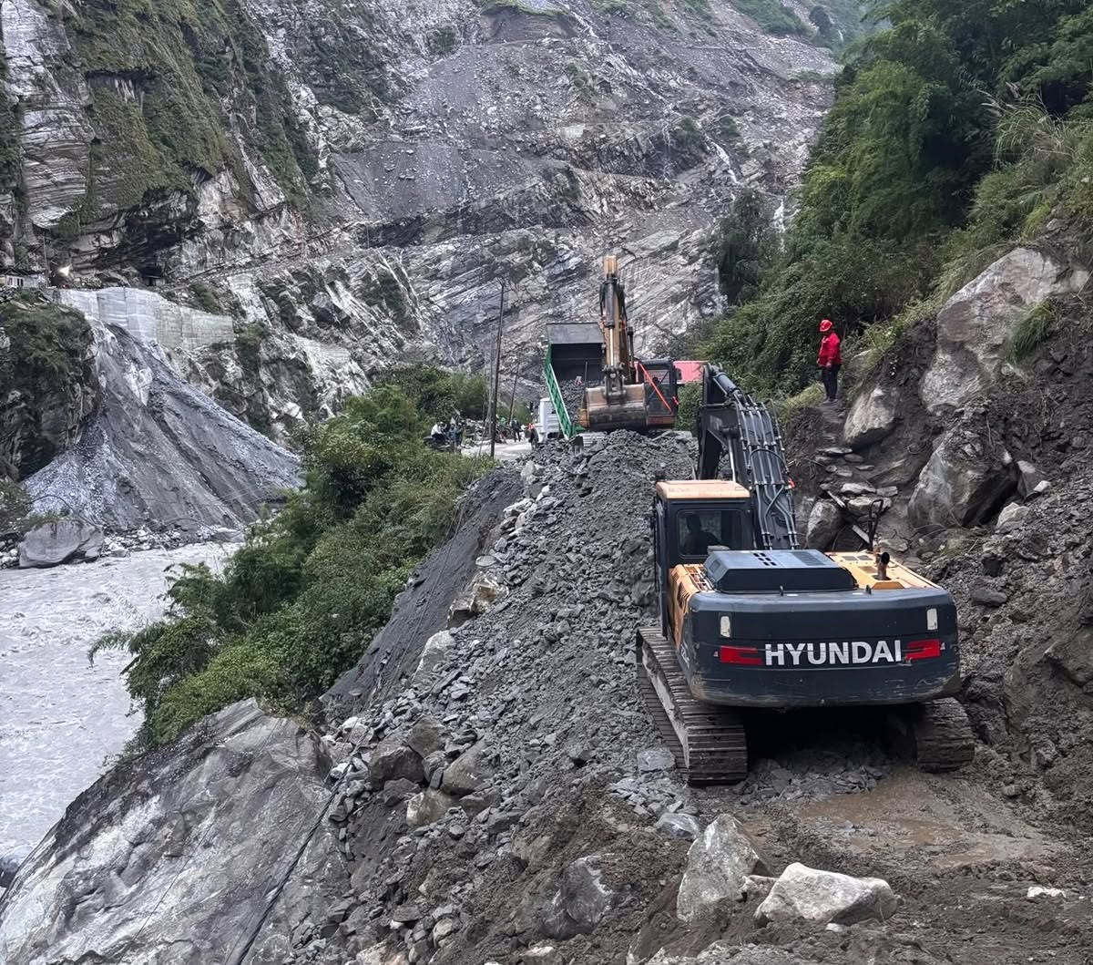 डुम्रे–बेँसीसहर–चामे सडक खुलाउने काम तीव्र, शुक्रबारसम्म पूर्ण सञ्चालनको लक्ष्य