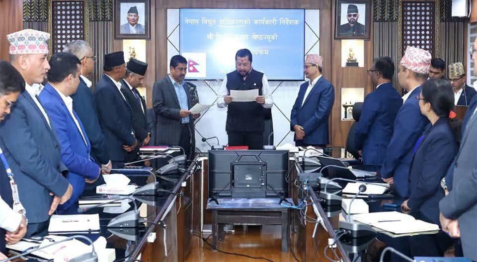 विद्युत प्राधिकरणका नवनियुक्त कार्यकारी निर्देशक श्रेष्ठद्वारा शपथ ग्रहण