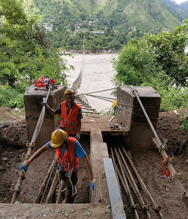 भोटेकोशी बाढीले  क्षतिग्रस्त झोलुङ्गे पुल मर्मतमा सरकारको तीव्रता, एक महिनाभित्र १४ वटा सञ्चालन गर्ने तयारी