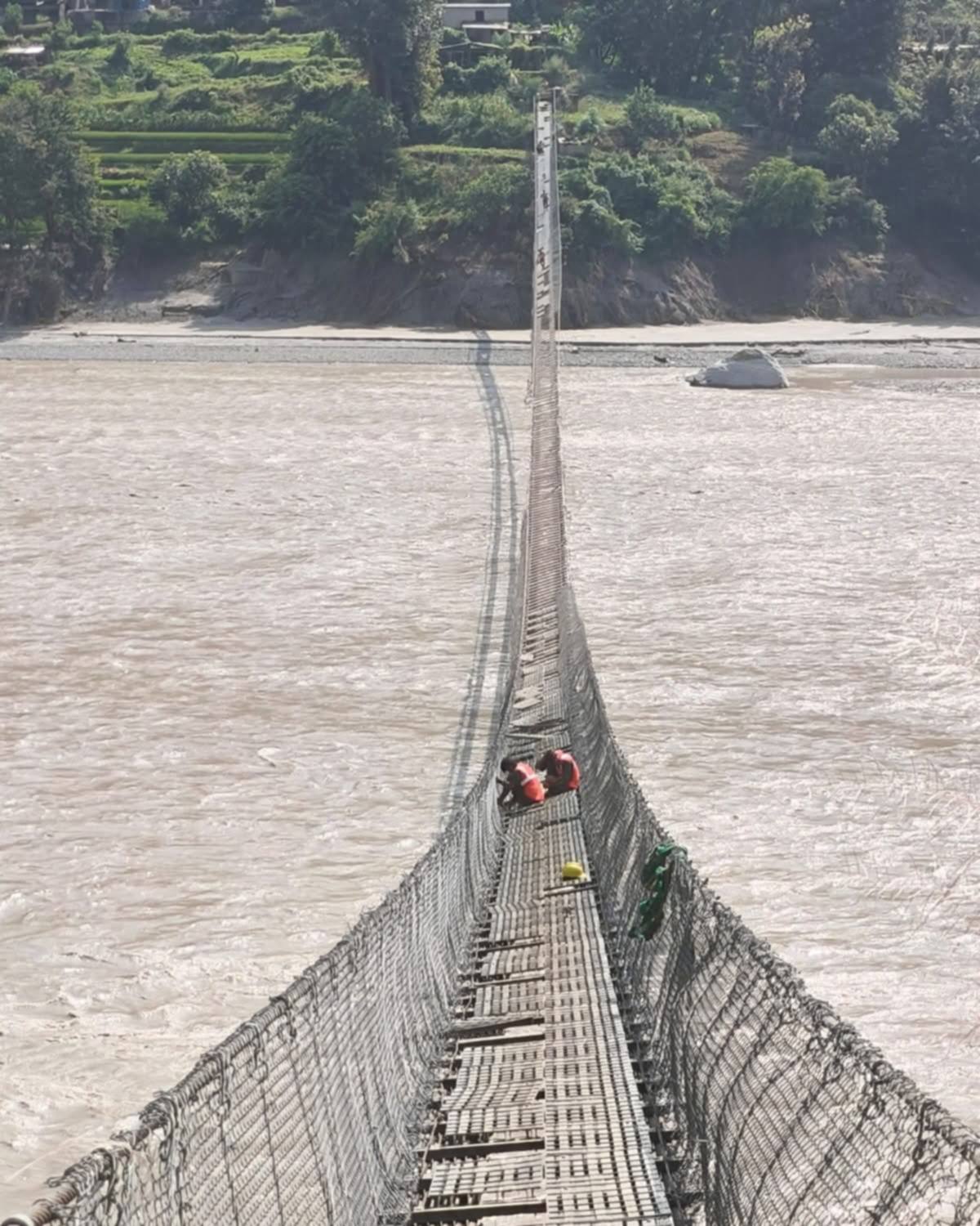 भोटेकोशी बाढीबाट क्षतिग्रस्त १२ झोलुङ्गे पुलको मर्मत तीव्र, ३३ पुल पुनःनिर्माण गरिँदै