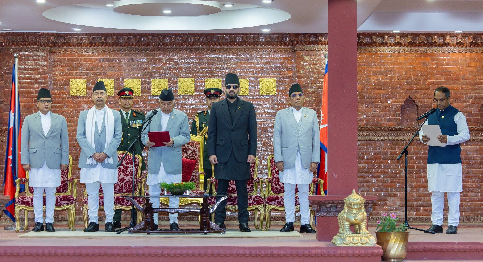 नवनियुक्त उद्योगमन्त्री दीपककुमार साहले लिए शपथ