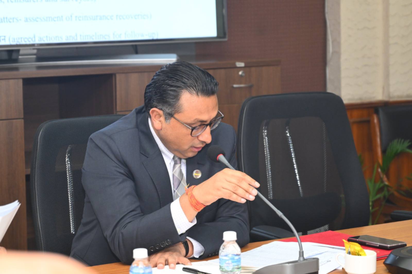 रसुवा बाढीपीडितको बीमा दाबी सहज बनाउन अर्थमन्त्री डा. वाग्लेको निर्देशन