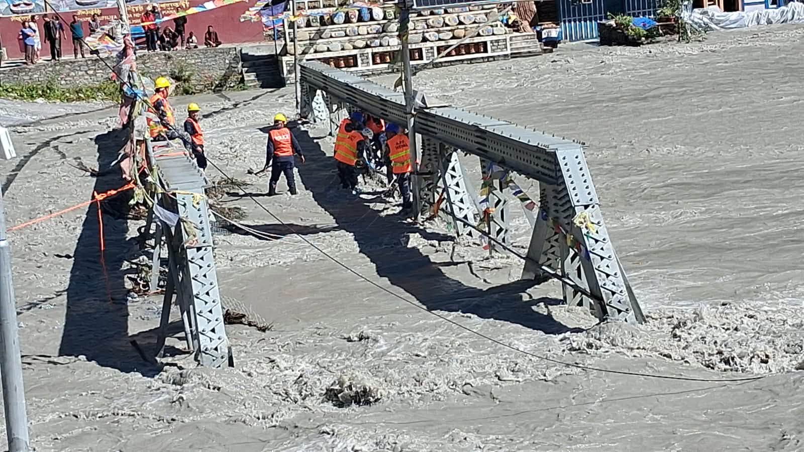 मर्स्याङ्दी नदीमा अड्किएका तार तथा काठ हटाइयो